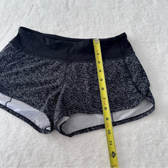Lululemon Speed Short 4-way Stretch 2.5" Daisy Dust Alpine White Black Size 2 - Picture 5 of 13